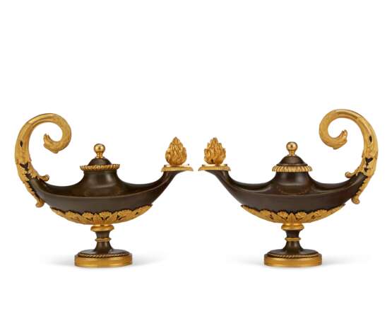 A PAIR OF DIRECTOIRE ORMOLU-MOUNTED AND PATINATED BRONZE CASSOLETTES - фото 2