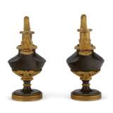 A PAIR OF DIRECTOIRE ORMOLU-MOUNTED AND PATINATED BRONZE CASSOLETTES - фото 3