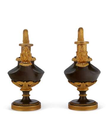 A PAIR OF DIRECTOIRE ORMOLU-MOUNTED AND PATINATED BRONZE CASSOLETTES - фото 3