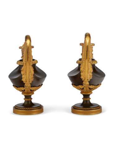 A PAIR OF DIRECTOIRE ORMOLU-MOUNTED AND PATINATED BRONZE CASSOLETTES - фото 4