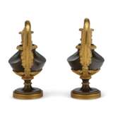 A PAIR OF DIRECTOIRE ORMOLU-MOUNTED AND PATINATED BRONZE CASSOLETTES - фото 4