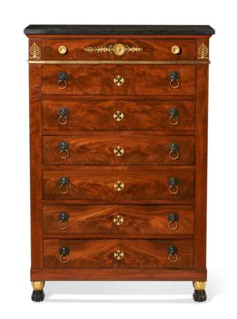 A CONSULAT ORMOLU-MOUNTED AND BRASS-INLAID MAHOGANY SEMAINIER - Foto 1