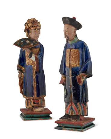 A PAIR OF CHINESE EXPORT POLYCHROME PAINTED AND GLAZED CERAMIC COURT FIGURES - Foto 1