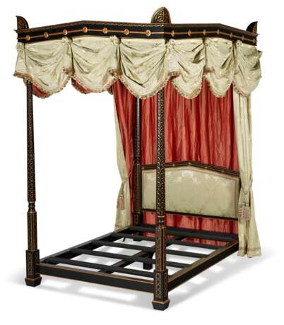 A GILT JAPANNED FOUR-POSTER BED - фото 2