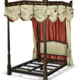 A GILT JAPANNED FOUR-POSTER BED - Foto 2