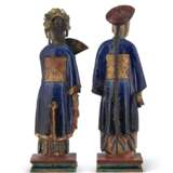 A PAIR OF CHINESE EXPORT POLYCHROME PAINTED AND GLAZED CERAMIC COURT FIGURES - Foto 4