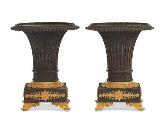 A PAIR OF LOUIS-PHILIPPE ORMOLU AND PATINATED-BRONZE VASES - Foto 2