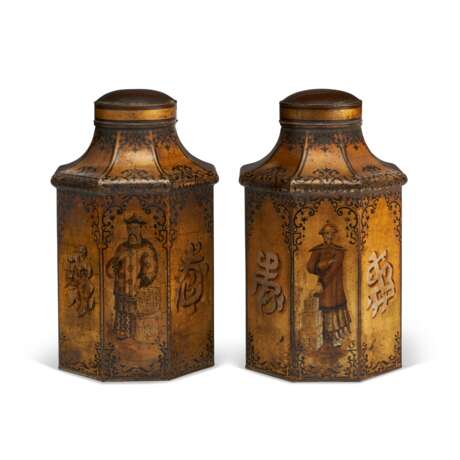 A PAIR OF LATE VICTORIAN TOLE-PEINTE TEA CANISTERS - Foto 2