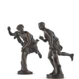 A PAIR OF BRONZE FIGURES OF ATALANTA AND HIPPOMENES - Foto 1