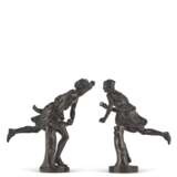 A PAIR OF BRONZE FIGURES OF ATALANTA AND HIPPOMENES - Foto 3