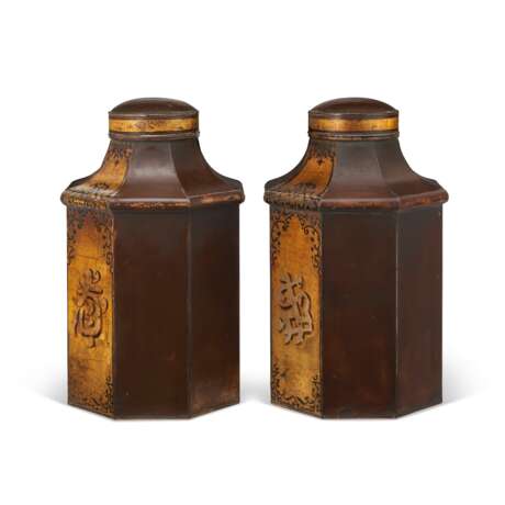 A PAIR OF LATE VICTORIAN TOLE-PEINTE TEA CANISTERS - Foto 3