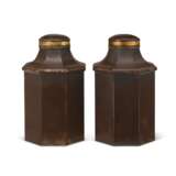 A PAIR OF LATE VICTORIAN TOLE-PEINTE TEA CANISTERS - Foto 4