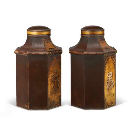 A PAIR OF LATE VICTORIAN TOLE-PEINTE TEA CANISTERS - Foto 5