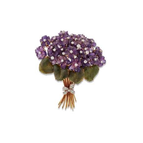 NEPHRITE, AMETHYST AND DIAMOND FLORAL BROOCH - Foto 2