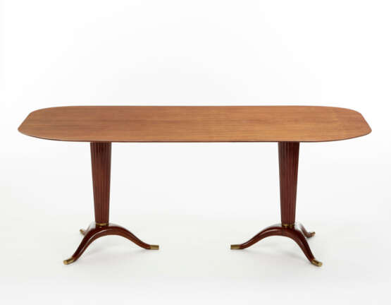 Dining table in solid wood edged with mahogany veneer with two grooved truncated cone supports on three bent legs - Foto 1