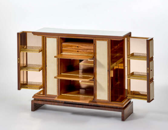 Bar cabinet with parallelepiped body with bench base in different edged and veneered woods - Foto 1
