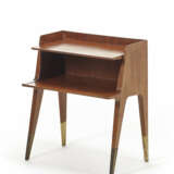 Cabinet with two open shelves in mahogany veneered wood and four tapered legs ending on high brass tips - Foto 1