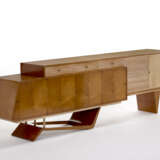 Large sideboard veneered in different woods composed of two intersected parallelepiped bodies supported by a sled support and struts and by a triangular section tip - Foto 1