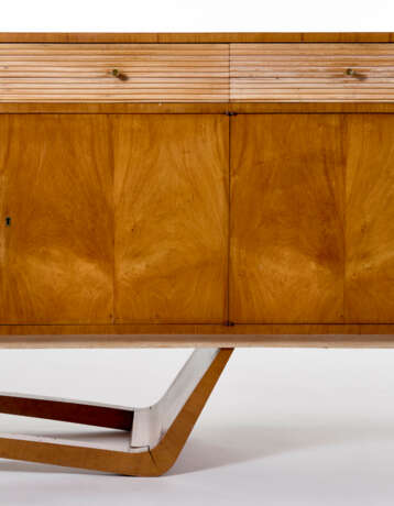 Large sideboard veneered in different woods composed of two intersected parallelepiped bodies supported by a sled support and struts and by a triangular section tip - photo 2