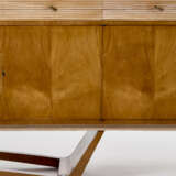 Large sideboard veneered in different woods composed of two intersected parallelepiped bodies supported by a sled support and struts and by a triangular section tip - photo 2