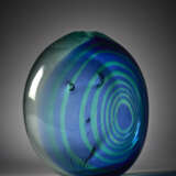  Large globular vase in transparent, colorless and greenish blown glass, with concentric bands applied in green and blue glass - Foto 6