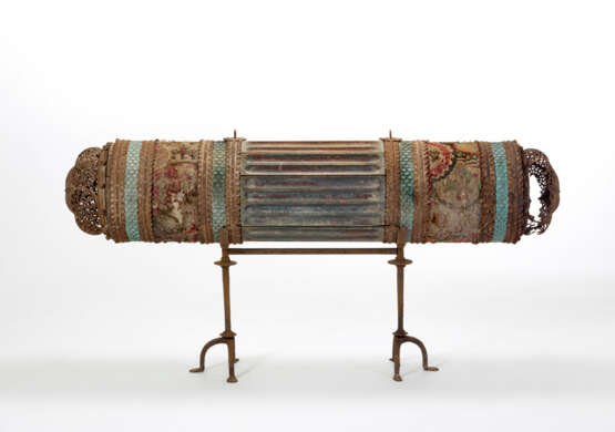 Casket of cylindrical shape composed of a central opening sector in grooved wood and two lateral sectors - photo 1