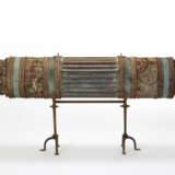 Casket of cylindrical shape composed of a central opening sector in grooved wood and two lateral sectors - Foto 1