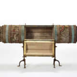 Casket of cylindrical shape composed of a central opening sector in grooved wood and two lateral sectors - Foto 2