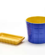 Usine de porcelaine Ginori. Lot consisting of a blue and yellow glazed ceramic vase and a yellow ceramic pocket emptier