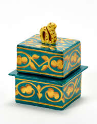 Small quadrangular box in green glazed ceramic with yellow / brown decorations