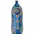 Bottle in underglazed terracotta with stylized figures with naturalistic motifs in relief in yellow, pink and blue on a light blue background - Prix ​​des enchères