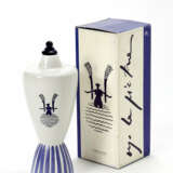 Vase "Novecento (Omaggio to Gio Ponti)" in underglazed white ceramic with blue decorations and cap - Foto 1