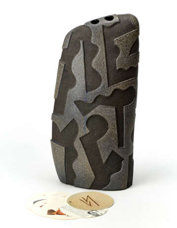Lot consisting of a brochure and a vase / sculpture in gray stoneware with abstract relief decorations - photo 1