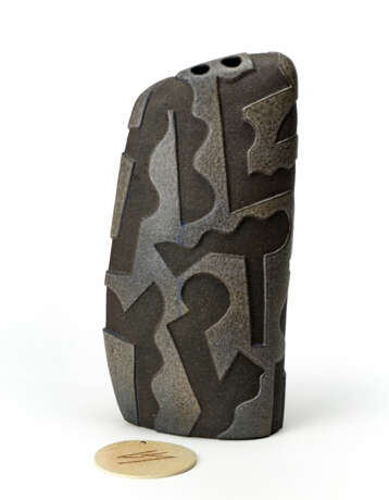 Lot consisting of a brochure and a vase / sculpture in gray stoneware with abstract relief decorations - photo 2
