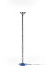 Floor lamp of post-modern taste, with blue painted metal base, cylindrical stem in colorless transparent glass, diffuser cup in bronze-colored satin metal