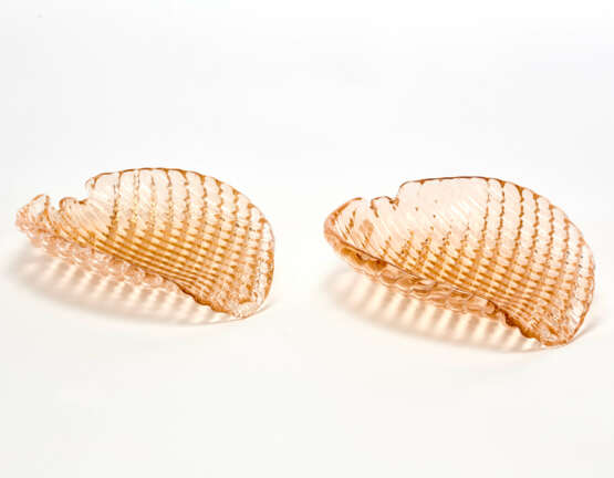 Pair of leaf-shaped ashtray, in transparent rosino glass worked with crossed ribbing - photo 1