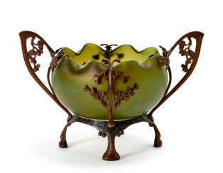 Green glass centerpiece cup with copper structure worked with floral motifs