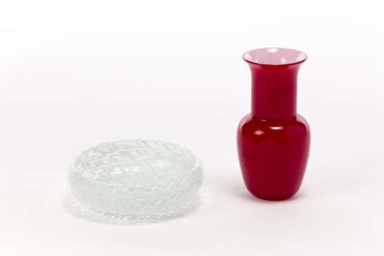 Lot consisting of a clear colorless glass bowl with lattimo murrine by Tobia Scarpa for Venini and a baluster vase in burgundy incamiciato blown glass signed and numbered pointed under the base "De Maio Murano 26722" - Foto 1