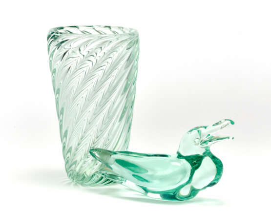 Lot consisting of a ribbed vase and a duck-shaped sculpture in light green transparent solid glass - photo 1