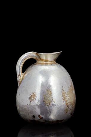 Hammered silver jug ??with globular body, flared neck and handle - Foto 1