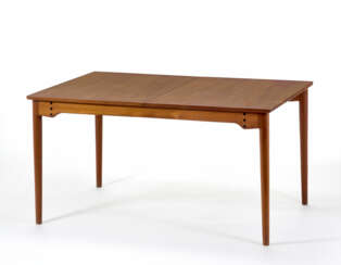 Extendable table in solid teak and veneer