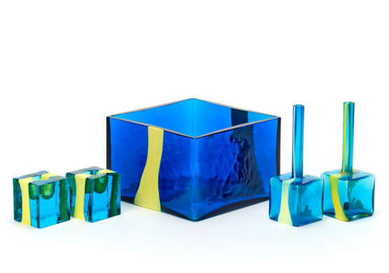 Lot consisting of two soliflore vases / bottles, two candle holders and a large quadrangular vase in blue glass with applied band in opaque yellow glass - photo 1