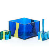 Lot consisting of two soliflore vases / bottles, two candle holders and a large quadrangular vase in blue glass with applied band in opaque yellow glass - Foto 1