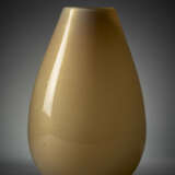 Large vase in ivory-pink cased glass with inclusion of gold leaf - photo 2