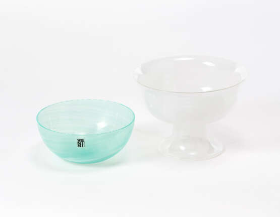 Lot consisting of a bowl in transparent colorless and green half-filigree blown glass and a stand in transparent colorless and lattimo half-filigree blown glass - photo 1