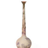 Vase with a globular body and narrow elongated neck in acid-etched cameo glass with plant decoration depicting a wisteria on a lattimo-pink background - Foto 1