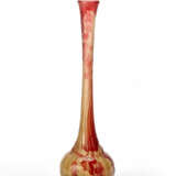 Vase with a globular body and narrow elongated neck in acid-etched cameo glass with floral decorations in red / orange on a transparent yellow background - Foto 1