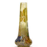 Acid-etched cameo glass vase with relief floral decorations depicting blackberries, in shades of orange, purple, green, yellow on a transparent-yellow background - Foto 1
