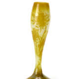 Vase with tapered bulbiform body in acid-etched cameo glass with floral decoration in relief in orange yellow on a lattimo background - Foto 1