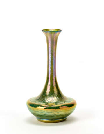 Vase with narrow neck in strongly iridescent green blown glass decorated with waving filaments - Foto 1